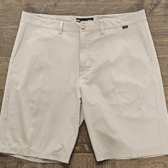 Travis Mathew Light Beige Flat Front Shorts sz 38 - Picture 1 of 7